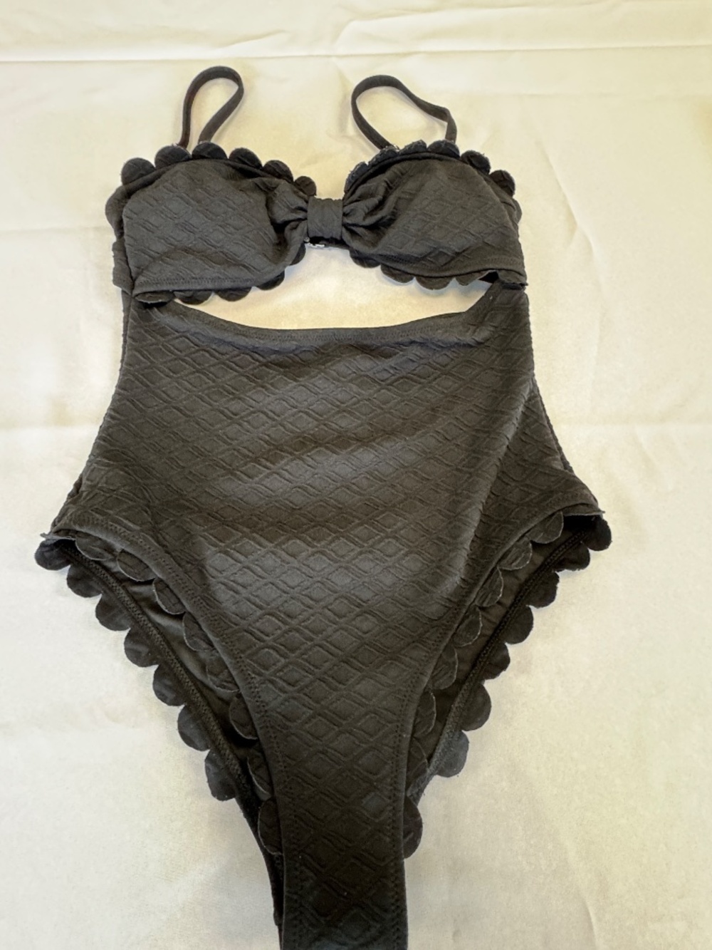 Cupshe Women's Cutout Scallop Trim One Piece Black Swimsuit Size M - Picture 3 of 11